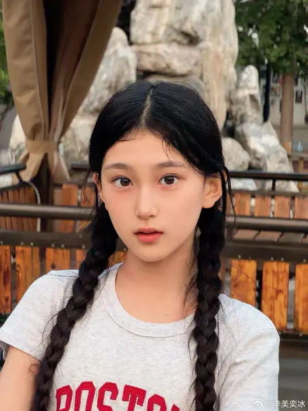 李美奕冰