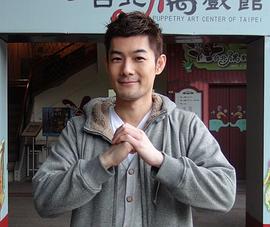 施易男