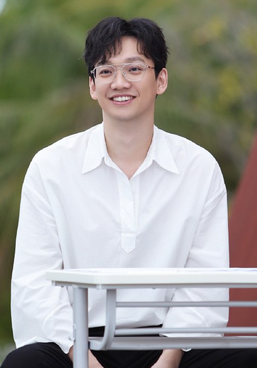 王震