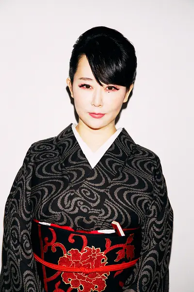 东村明子