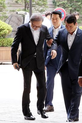 李明博