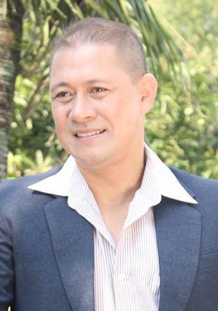 奥马·弗洛尔斯
