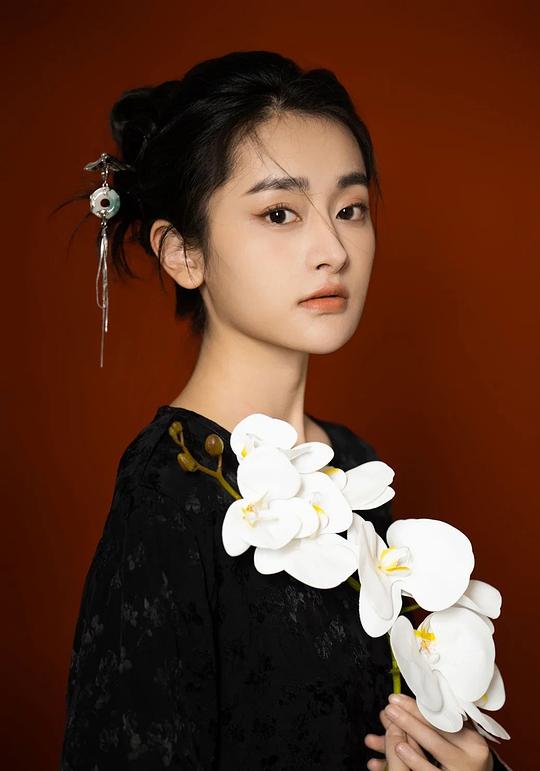 董尹鸣君