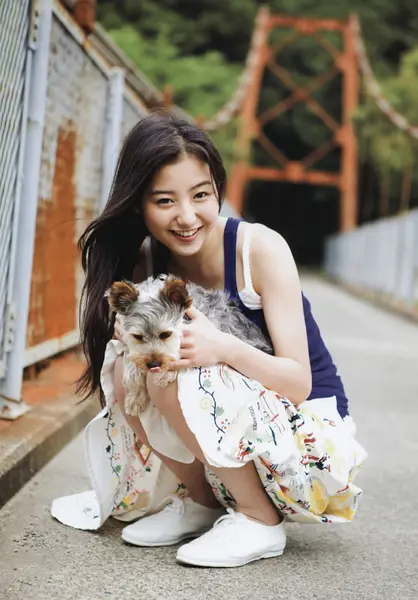 高田里穗