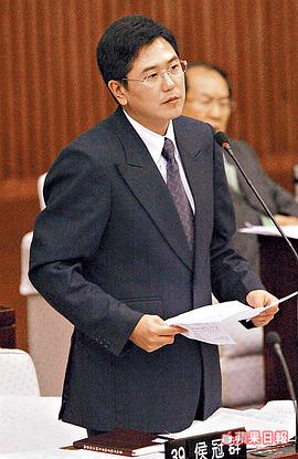 侯冠群
