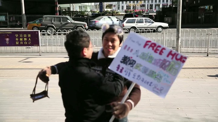 其它花絮：狼男“爱的抱抱”脱光记