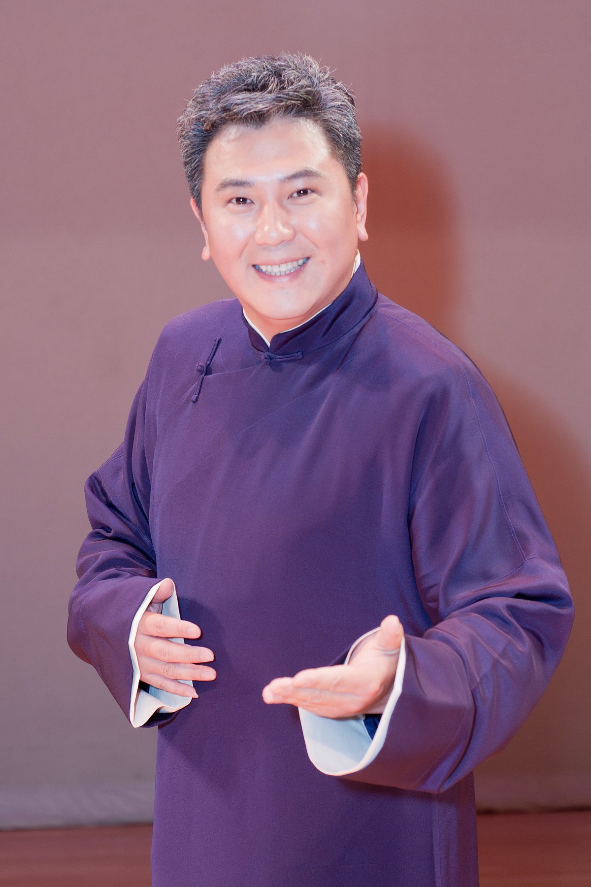 侯冠群