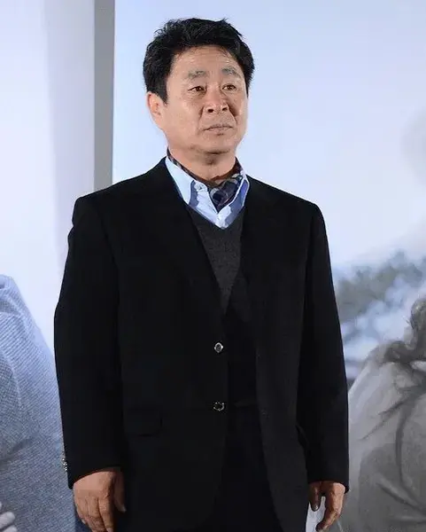 奇周峯