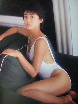 真弓伦子
