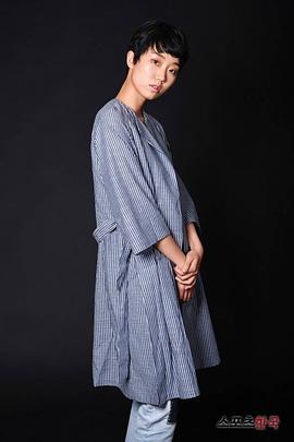 李周英